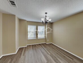 321 Quail Run Rd in Red Oak, TX - Foto de edificio - Building Photo