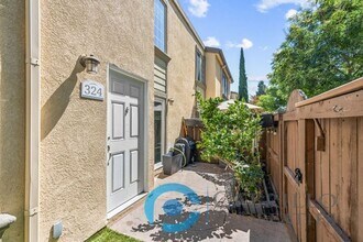 5402 Balboa Arms Dr in San Diego, CA - Building Photo - Building Photo