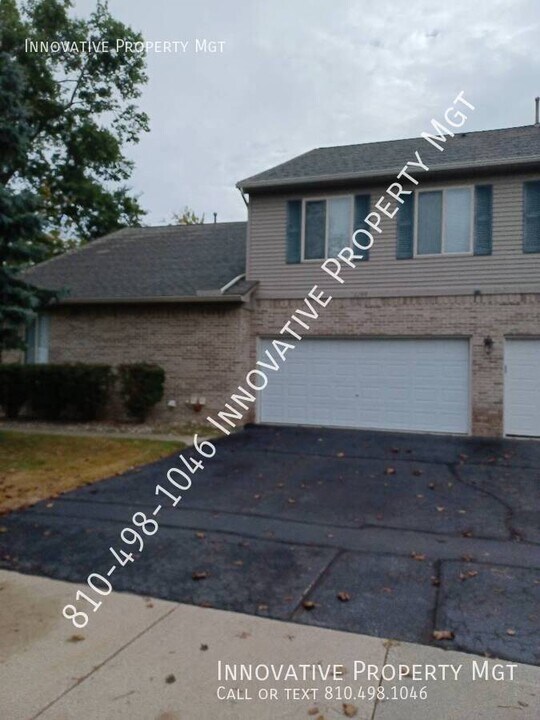 1099 Old Leake Ct in Holly, MI - Building Photo