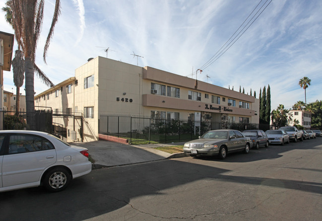 5420 Russell Ave in Los Angeles, CA - Foto de edificio - Building Photo