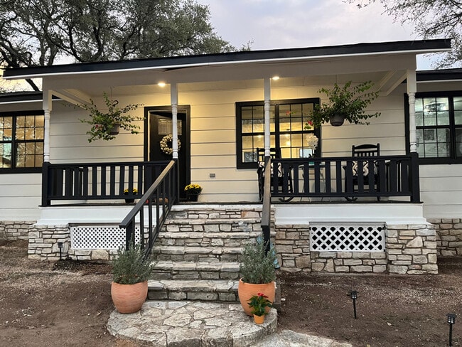 17510 Lake Shore Dr in Dripping Springs, TX - Building Photo - Building Photo