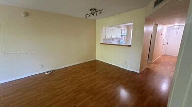 8060 Fairview Dr in Tamarac, FL - Building Photo - Building Photo