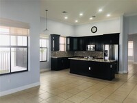 8377 NW 39th Ct in Pembroke Pines, FL - Foto de edificio - Building Photo