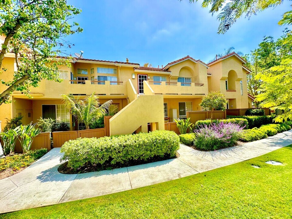 22 Alicante Aisle in Irvine, CA - Building Photo