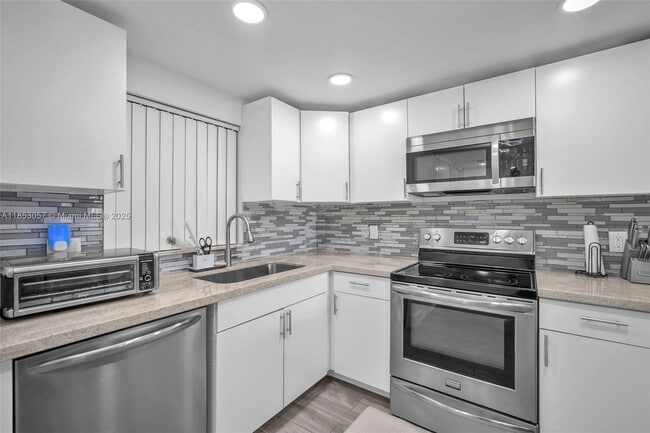 9431 Live Oak Pl in Davie, FL - Building Photo - Building Photo