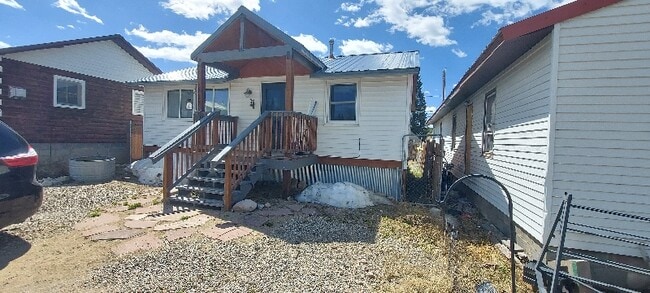property at 627 W Chestnut St