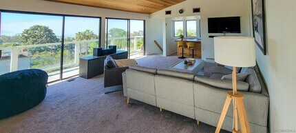 5643 Linda Rosa Ave in San Diego, CA - Building Photo - Building Photo