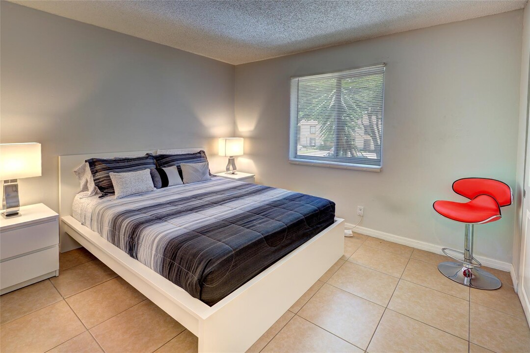 304 Gardens Dr, Unit 204 in Pompano Beach, FL - Foto de edificio