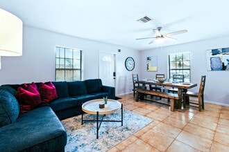 9130 E Highland Pines Blvd in Palm Beach Gardens, FL - Foto de edificio - Building Photo