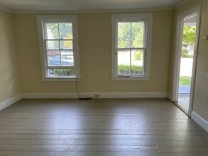 25 Thompson St, Unit 2 in Red Hook, NY - Building Photo - Building Photo