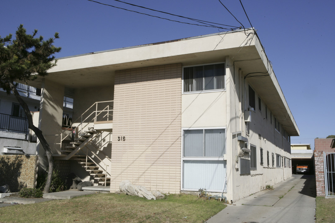 315 W Hillcrest Blvd in Inglewood, CA - Building Photo