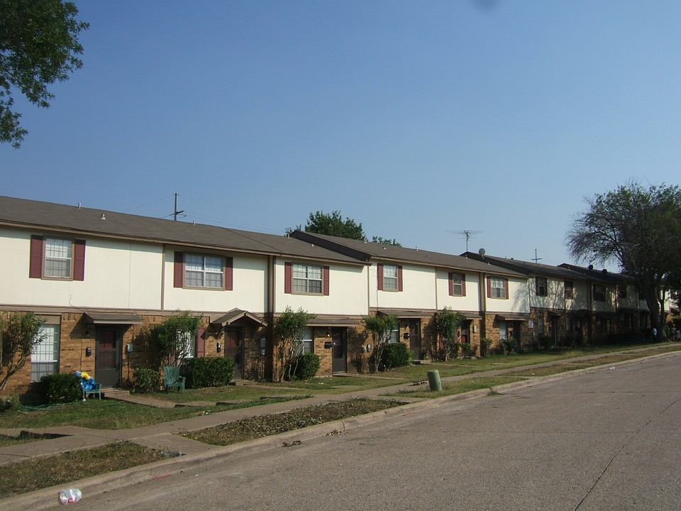 Candlewood Apartments in Garland, TX - Building Photo