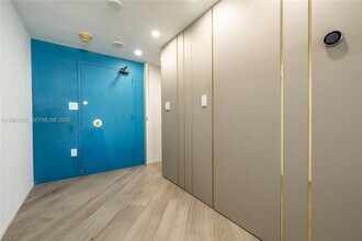 5255 Collins Ave in Miami, FL - Foto de edificio - Building Photo