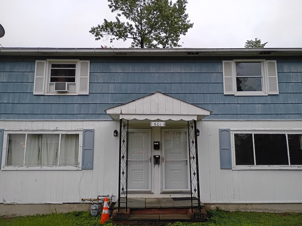 601 Zimmer Ave, Unit Apt A in Endicott, NY - Foto de edificio