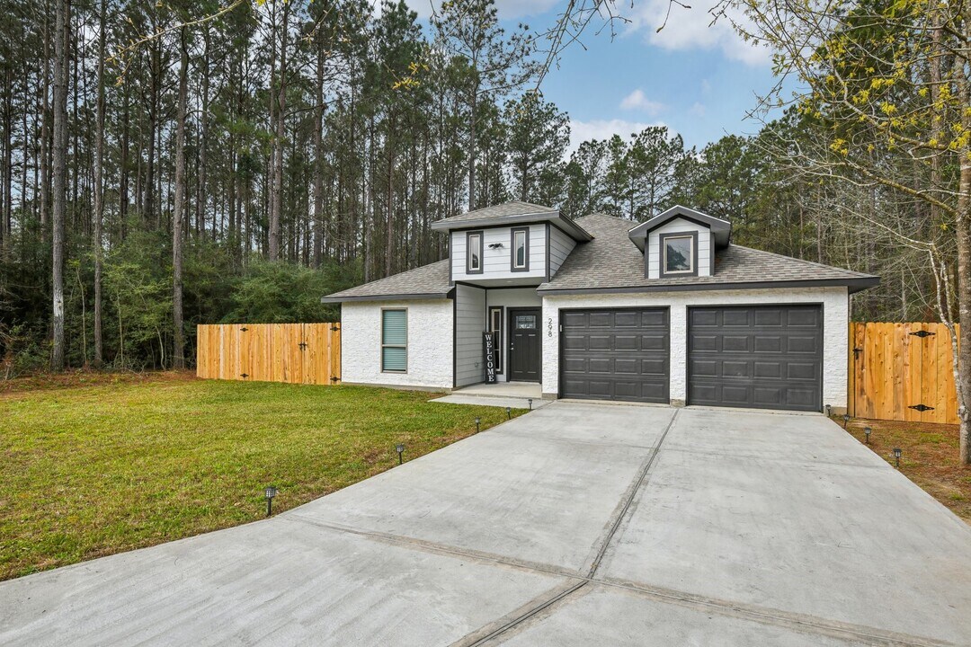 298 Rd 3545 in Cleveland, TX - Building Photo