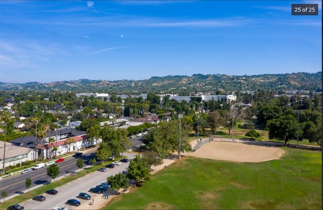 5008 Hazeltine Ave in Los Angeles, CA - Building Photo - Building Photo