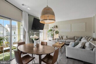 271 S Pickett St-Unit -302 in Alexandria, VA - Building Photo - Building Photo