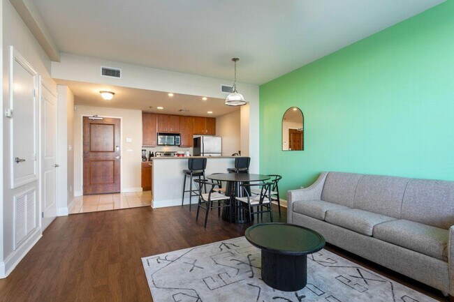 925 Common St in New Orleans, LA - Building Photo - Building Photo