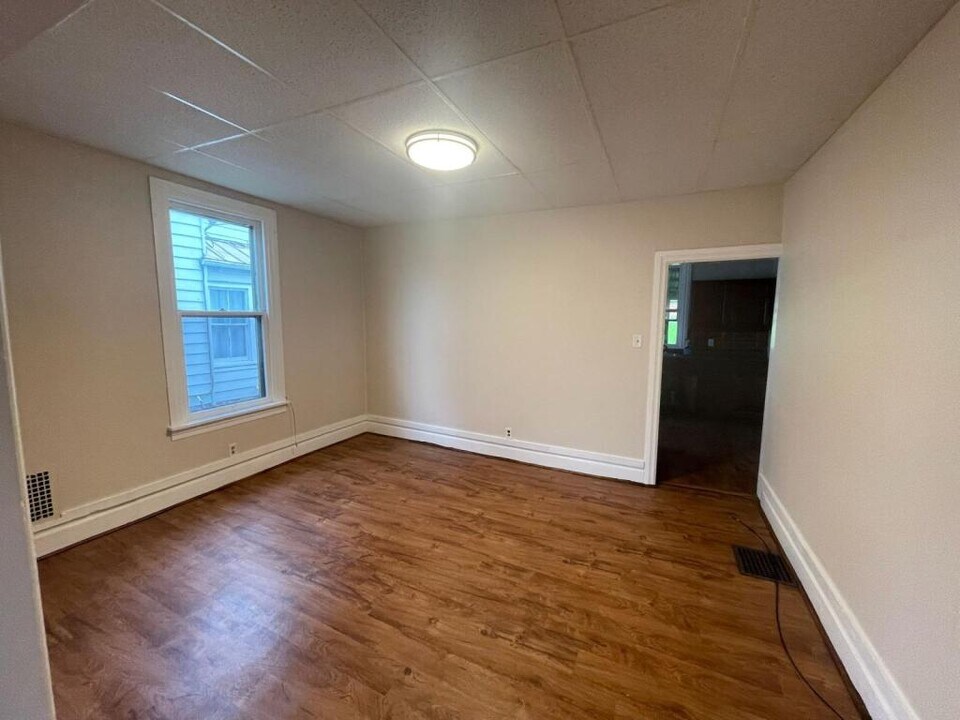 330 S 4th St in Newport, PA - Building Photo