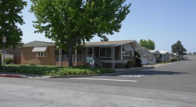 Tropics Mobile Home Park in Union City, CA - Foto de edificio - Building Photo