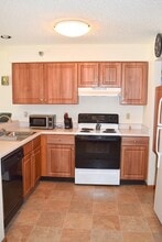 Foxtail Meadows Apartments in Pewaukee, WI - Foto de edificio - Building Photo