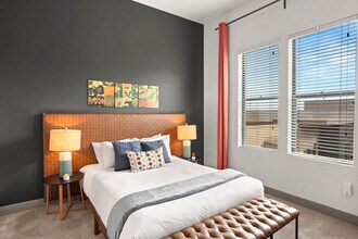 555 N College Ave in Tempe, AZ - Foto de edificio - Building Photo