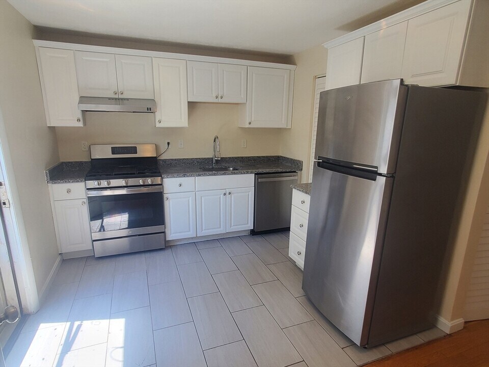 174 Pine St in Holbrook, MA - Building Photo