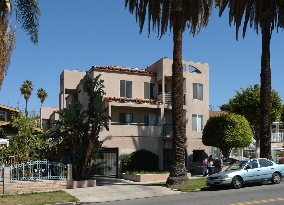 564 N Ardmore Ave in Los Angeles, CA - Foto de edificio