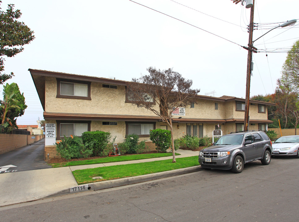 Park Villa in Bellflower, CA - Building Photo