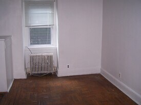 913 S 49th St, Unit 3R in Philadelphia, PA - Building Photo