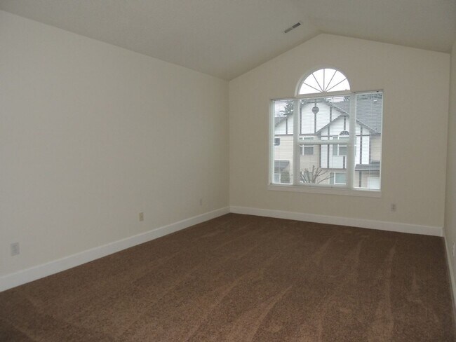 16733 NE Halsey St in Portland, OR - Building Photo - Building Photo