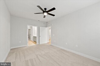 2320 Field Point Rd in Herndon, VA - Building Photo - Building Photo