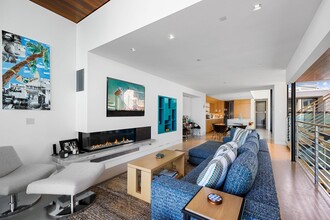 1509 E Bay Ave in Newport Beach, CA - Building Photo - Building Photo