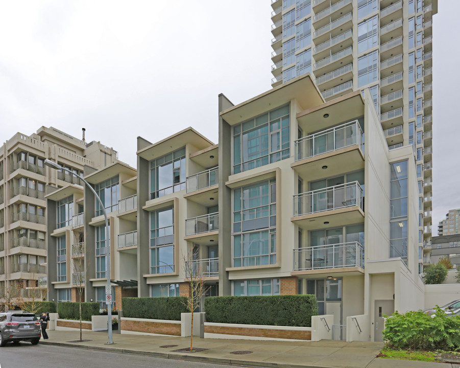 425 W 6TH Street, West Vancouver, BC in New Westminster, BC - Building Photo