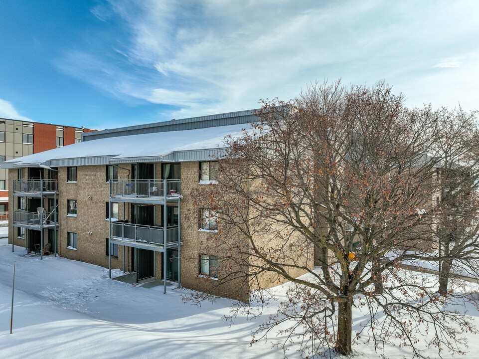 2540 De Lisieux Av in Québec, QC - Building Photo