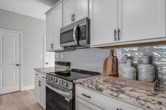 Bellingham Park Townhomes - IMMEDIATE MOVE IN in Louisville, KY - Foto de edificio - Building Photo