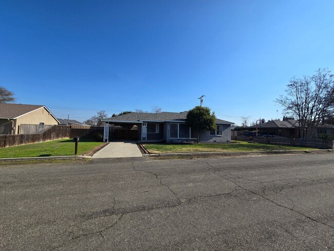 1851 Peralta Way in Hanford, CA - Building Photo - Building Photo