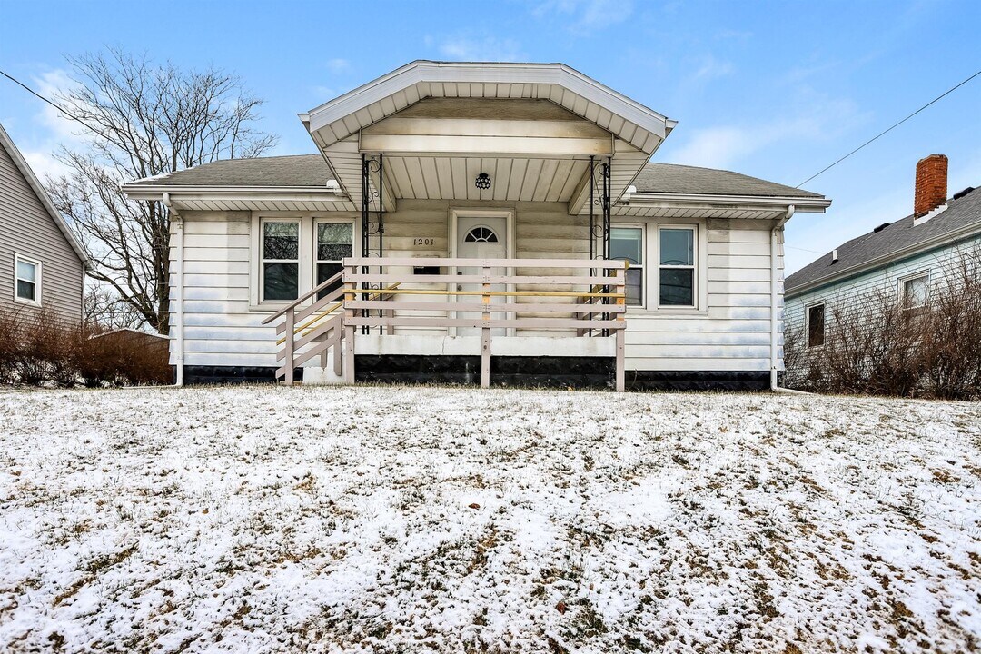 1201 S 14th St in Pekin, IL - Building Photo
