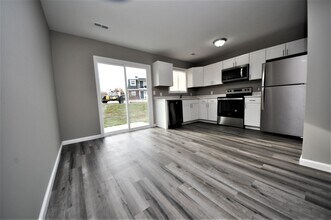 1056 Arlington Way in Warrenton, MO - Building Photo - Building Photo