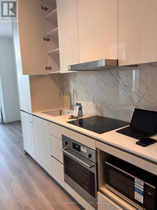 28 Interchange Wy in Vaughan, ON - Building Photo - Building Photo