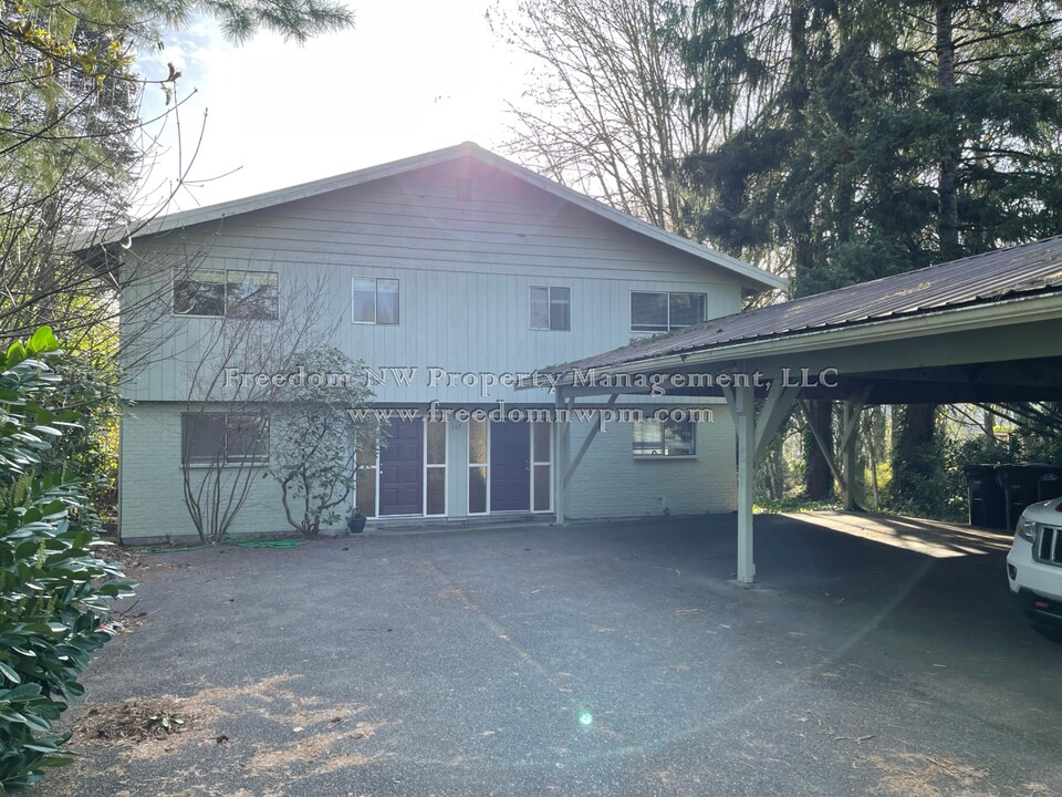 112 N 3rd Ave SW in Tumwater, WA - Foto de edificio