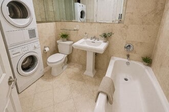 47 1/2  E 1st Street (2nd & 1st Ave), #3R, Unit 3R in New York, NY - Foto de edificio - Building Photo