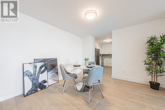 2220 Marine Dr in Oakville, ON - Building Photo - Building Photo