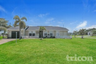 2623 NE 22nd Ave in Cape Coral, FL - Building Photo