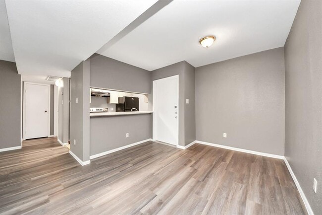 3015 Walnut Bend Ln in Houston, TX - Foto de edificio - Building Photo