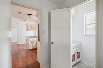 23906 Northcrest Dr in Spring, TX - Foto de edificio - Building Photo