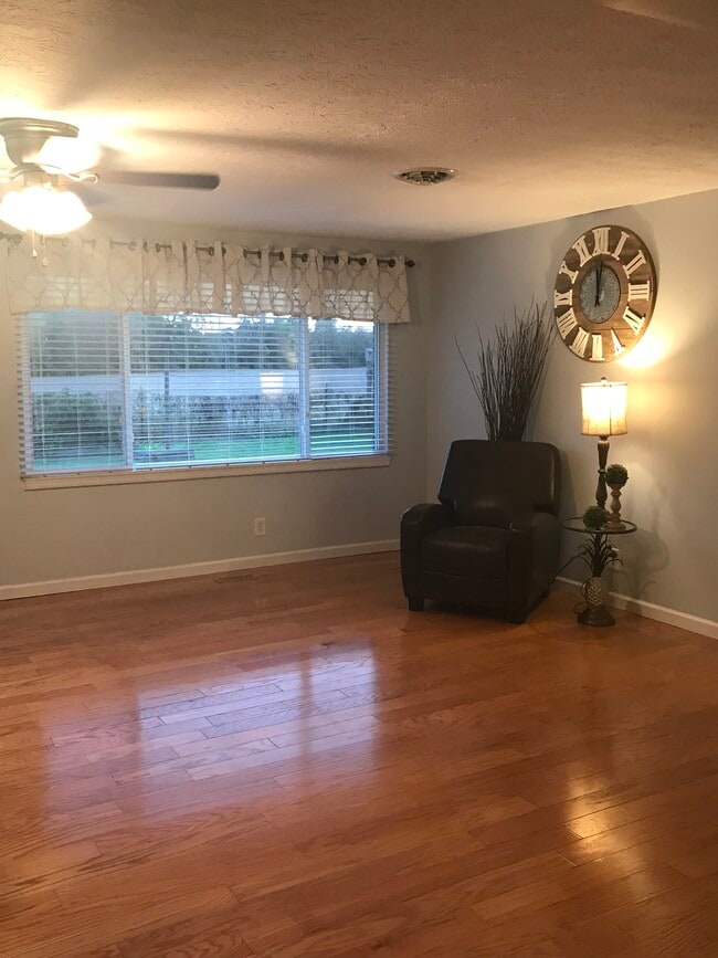 8117 Philadelphia Dr in Fairborn, OH - Foto de edificio - Building Photo