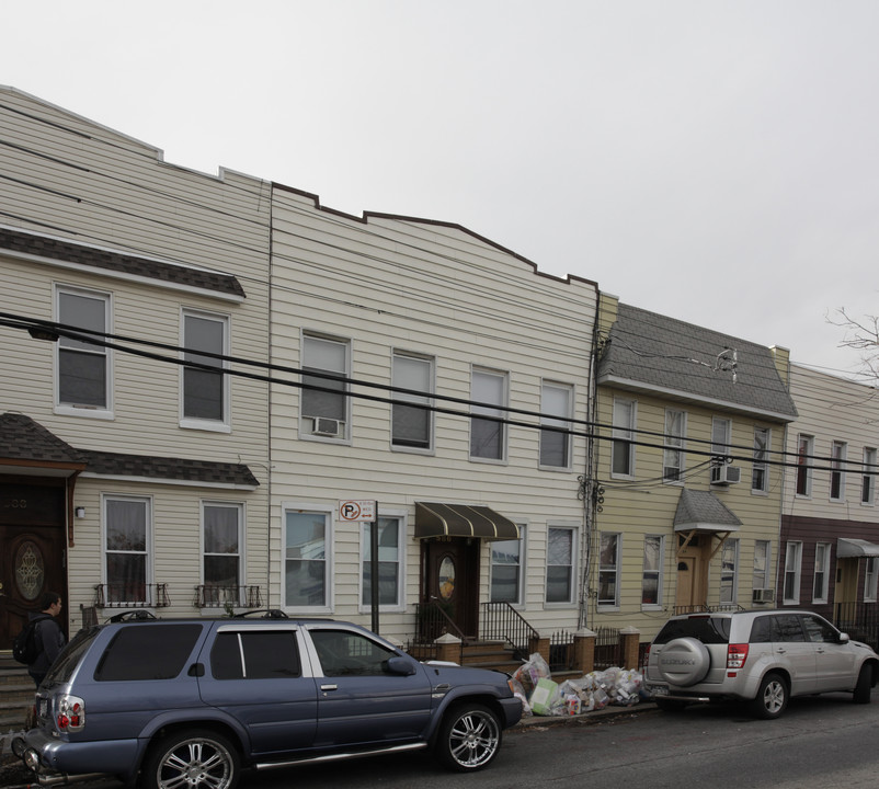 586 Grandview Ave in Ridgewood, NY - Building Photo