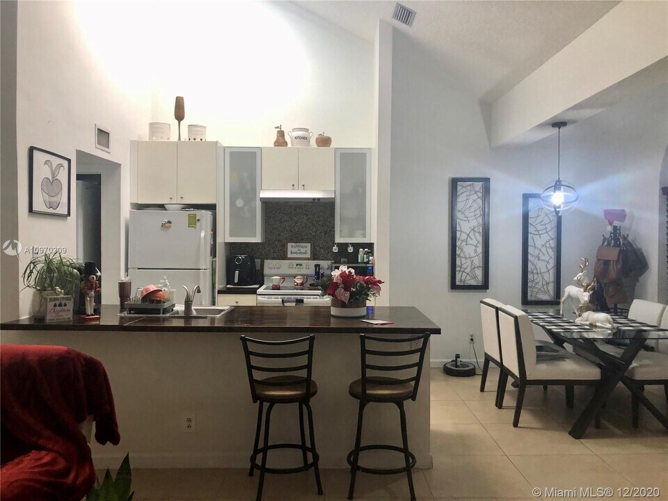 10521 SW 157th Pl-Unit -202 in Miami, FL - Building Photo