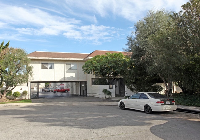 8530 Independence Apartments in Canoga Park, CA - Foto de edificio - Building Photo